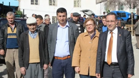 Ayvalık CHP Parti Okulu Akçapınar'da Fidan Dağıttı