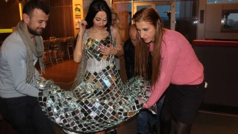 (Özel Haber) 5 Bin Aynadan Yapılan Gelinliği 4 Kişi Taşıdı