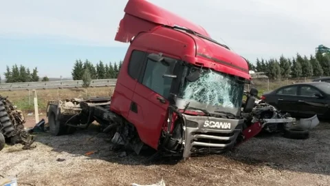 Bulgur Taşıyan Tir Bariyerlere Çarptı 1 Yaralı