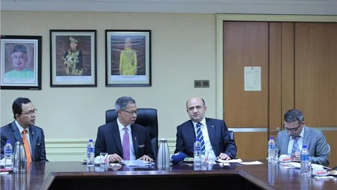 Bakan Işık, Malezya'da