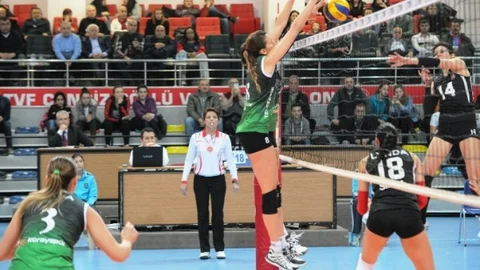 Büyükşehirli Voleybolcular Yüzleri Güldürdü