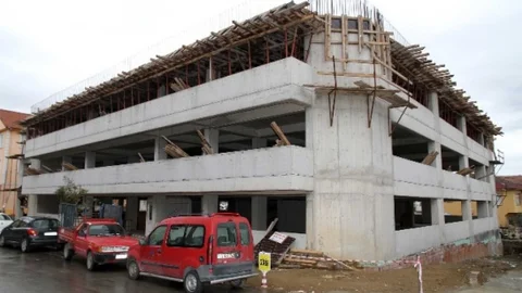 Gölcük Katlı Otoparkı Şekilleniyor