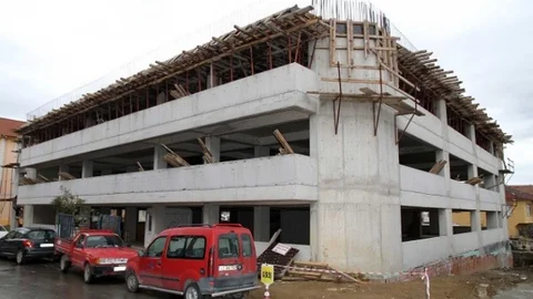 Gölcük Katlı Otoparkı Şekilleniyor