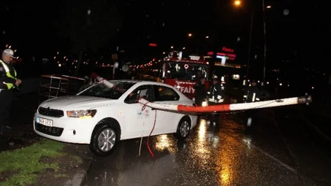 Bariyer Otomobilin Camından Ok Gibi Saplandı Sürücüyü Emniyet Kemeri Kurtardı