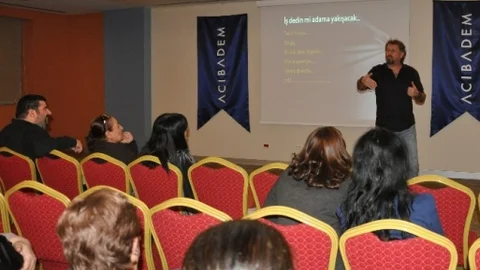 Acıbadem Adana'da Hastalara Stand-Up Gösterisi