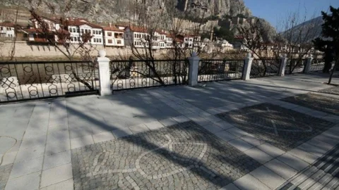 Amasya'daki Kaldırımlara Elma Ve Laleli Süsleme