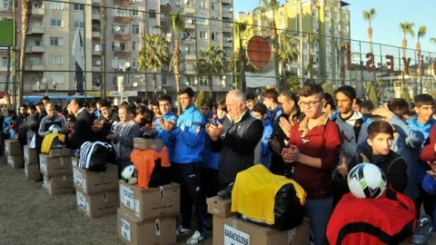 Akdeniz Belediyesi Amatör Kulüplere Malzeme Dağıttı