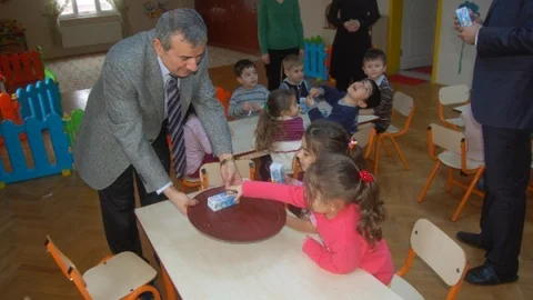 Lapseki'de 1231 Öğrenciye Süt Dağıtımı Yapıldı