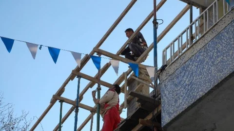 Hiç Bir Güvenlik Önlemi Almadan Metrelerce Yüksekte Çalışıyor