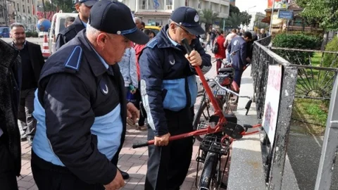 Tarsus Zabıtası Kaldırımları İşgal Eden Bisikletleri Topladı