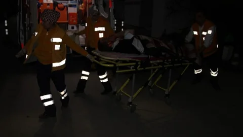 Bıçaklanan Vatandaşın Sedye Üzerinde Telefonla Konuşma Israrı