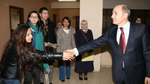 Öğretmenlere Çiçekli Karşılama