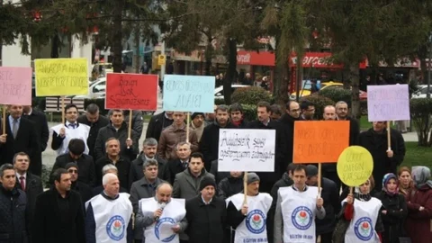 Öğretmenlerden Ek Ders Ücreti Eylemi