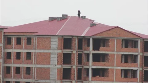 Cinayet zanlısının çatıdaki bekleyişi sürüyor