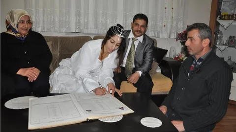 Sevgililer Günü'nde evden kaçtı, 7 yıl sonra aynı gün gelinlik giydi