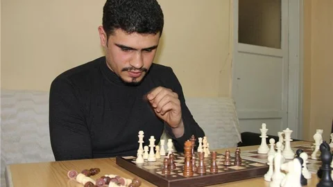 Görme yeteneğini kaybedince öğrendiği satrançla başarıyı yakaladı