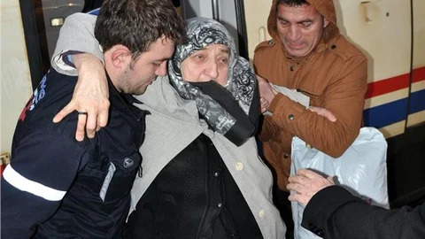 Yaşlı çift trende uyuyunca makinist geri döndü