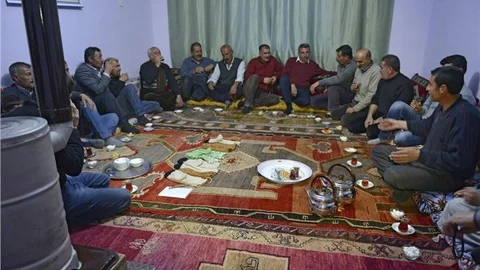 Geleneklerini yaşatmak için kahvehane açmadılar
