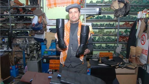 Efenin heybeti körüklü çizmesinden belli olur''