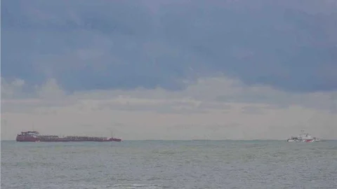 Yük gemisi Sinop açıklarında yan yattı