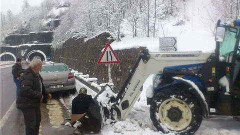Bacağı kırılan kadın kepçeyle kurtarıldı