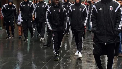 Beşiktaşlı futbolcular Liverpool'da yürüyüş yaptı
