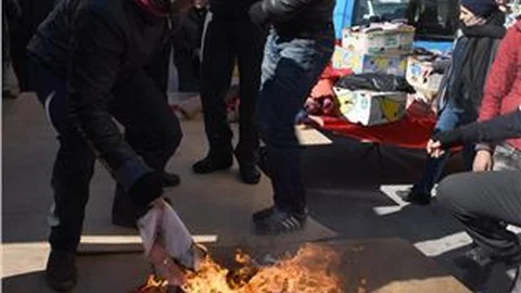 Pazarcılarla zabıta arasında arbede