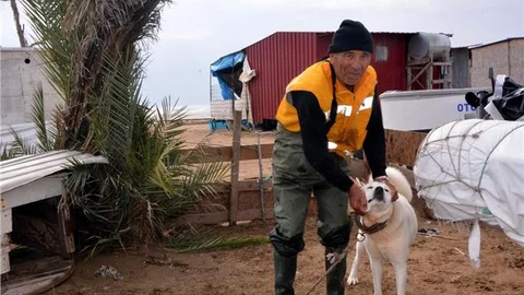Sahildeki karavanında 35 yıldır tek başına yaşıyor