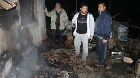 Susuz Köyde Çıkan Yangın Yaşlı Çiftin Evini Kül Etti