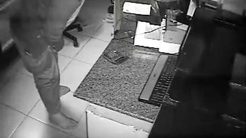 Yalın Ayak Hırsız Parayı Sayıp Çaldı