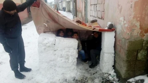Pasinler'de Çocuklar Kardan Ev Yaptılar