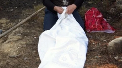 (Özel Haber) Babasının Katili Olan Sigarayı Toplayıp Defnediyor