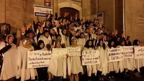 Kimder Üyeleri Mısır'daki İdam Kararlarını Kefen Giyerek Protesto Etti