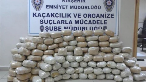 Polis memuru ''uyuşturucu naklettiği'' iddiasıyla tutuklandı