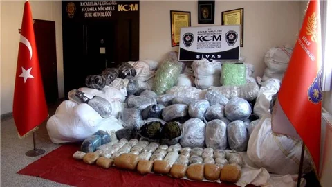 Kamyon kasasında 1 ton 221 kilogram esrar ele geçirildi