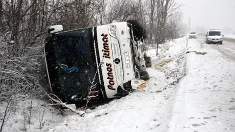 Afyonkarahisar'da Yolcu Otobüsü Şarampole Devrildi