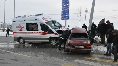 Ağrı'da ambulansla otomobil çarpıştı 5 yaralı