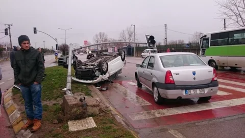 Hatalı Şerit Değiştiren Otomobil Takla Attı 1 Yaralı