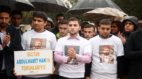 Yağmur Altında 2. ABDülhamid Hanı Andılar