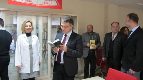 Niğde Devlet Hastanesi'nde Okurken Bekle Beklerken Oku Kitaplığı