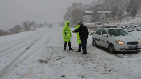 Sertavul Geçidinde Ulaşım Güçlükle Sağlanıyor