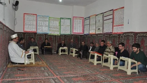 Yaşlılar Ve Gençler Birlikte Kur'an-I Kerim Öğreniyor