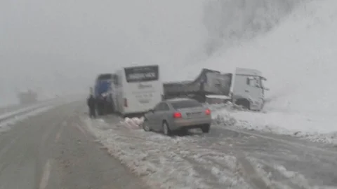 Yolcu Otobüsü Tir'ın Dorsesine Çarpı 20 Yaralı