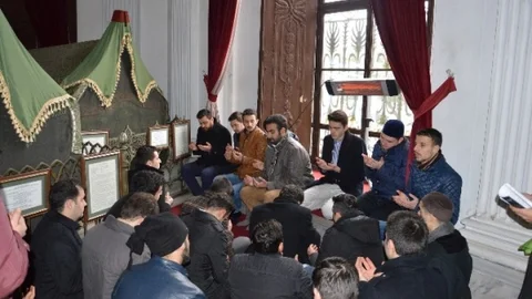 Ak Partili Gençler Sultan ABDülhamit'i Kabri Başında Andı