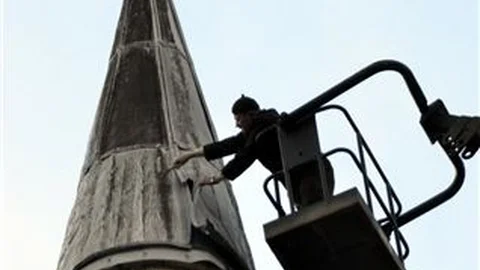 Cami minaresini vinç üzerinde tamir etti