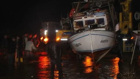 Alanya'da Balıkçı Tekneleri Dev Dalgalara Yenildi