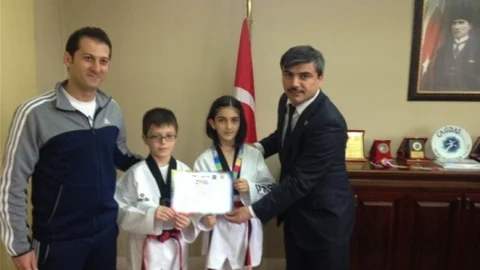 Minik Taekwondoculardan Özdemir'e Ziyaret