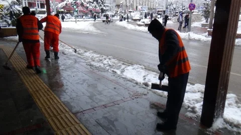 Isparta'da Kar Üç İlçede Yolları Kapattı