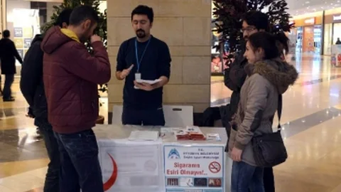 Halk Sağlığı Uzmanları Piazza'da Stant Açtı