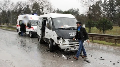 Minibüsle Kamyonet Çarpıştı Dört Yaralı